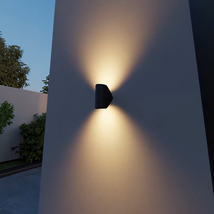 Design CYGNUS 2.0 wandlamp, wit, brengt moderne sfeerverlichting in jouw woonruimte.