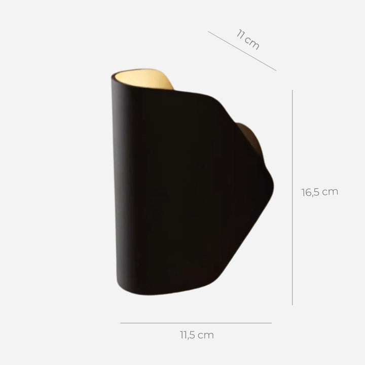 Zwarte CYGNUS 2.0 wandlamp, een statement van moderne verlichting en strak interieur.