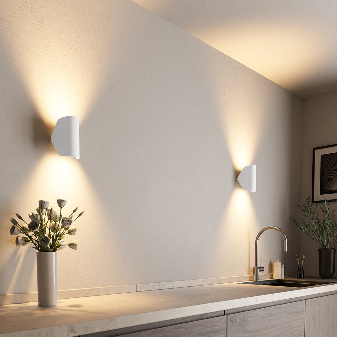 Sfeervolle witte CYGNUS 2.0 wandlamp, essentieel voor een warme en uitnodigende huisdecoratie.