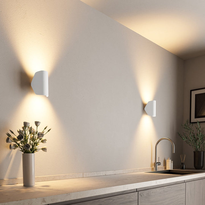 Sfeervolle witte CYGNUS 2.0 wandlamp, essentieel voor een warme en uitnodigende huisdecoratie.