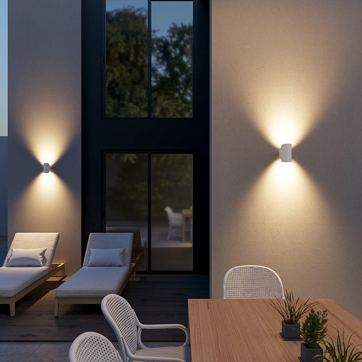 Elegante CYGNUS 2.0 wandlamp, zwart, voor sfeervolle verlichting en een chique huis decoratie.