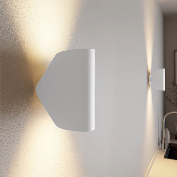Minimalistische witte CYGNUS 2.0 wandlamp, perfecte aanvulling op een modern interieur design.