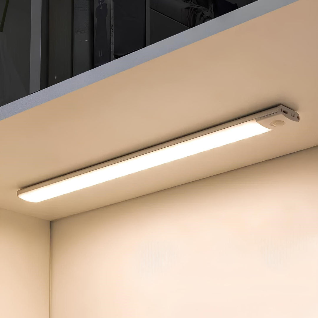 Duurzame GlowMotion oplaadbare LED strip, draadloos en met bewegingssensor voor efficiënte verlichting.