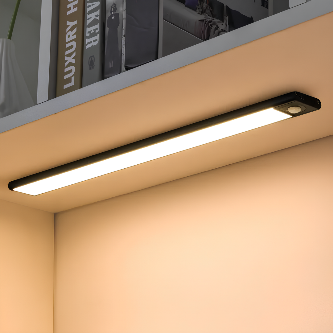 Compacte GlowMotion LED strip voor binnenverlichting, met bewegingssensor en draadloos, ideaal sfeerlicht.