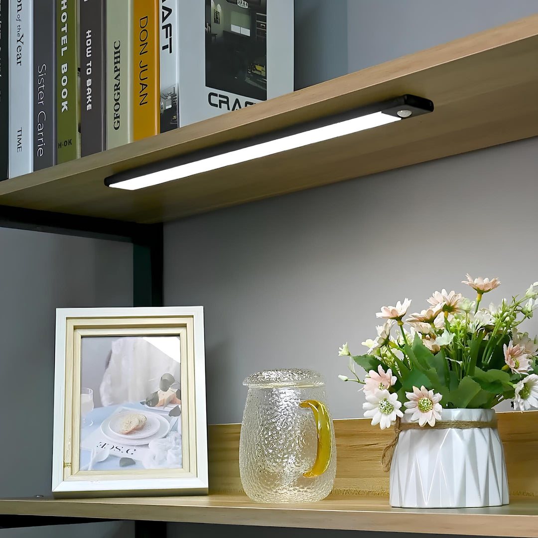GlowMotion draadloze LED strip met bewegingssensor voor energiezuinige binnenverlichting, oplaadbaar.