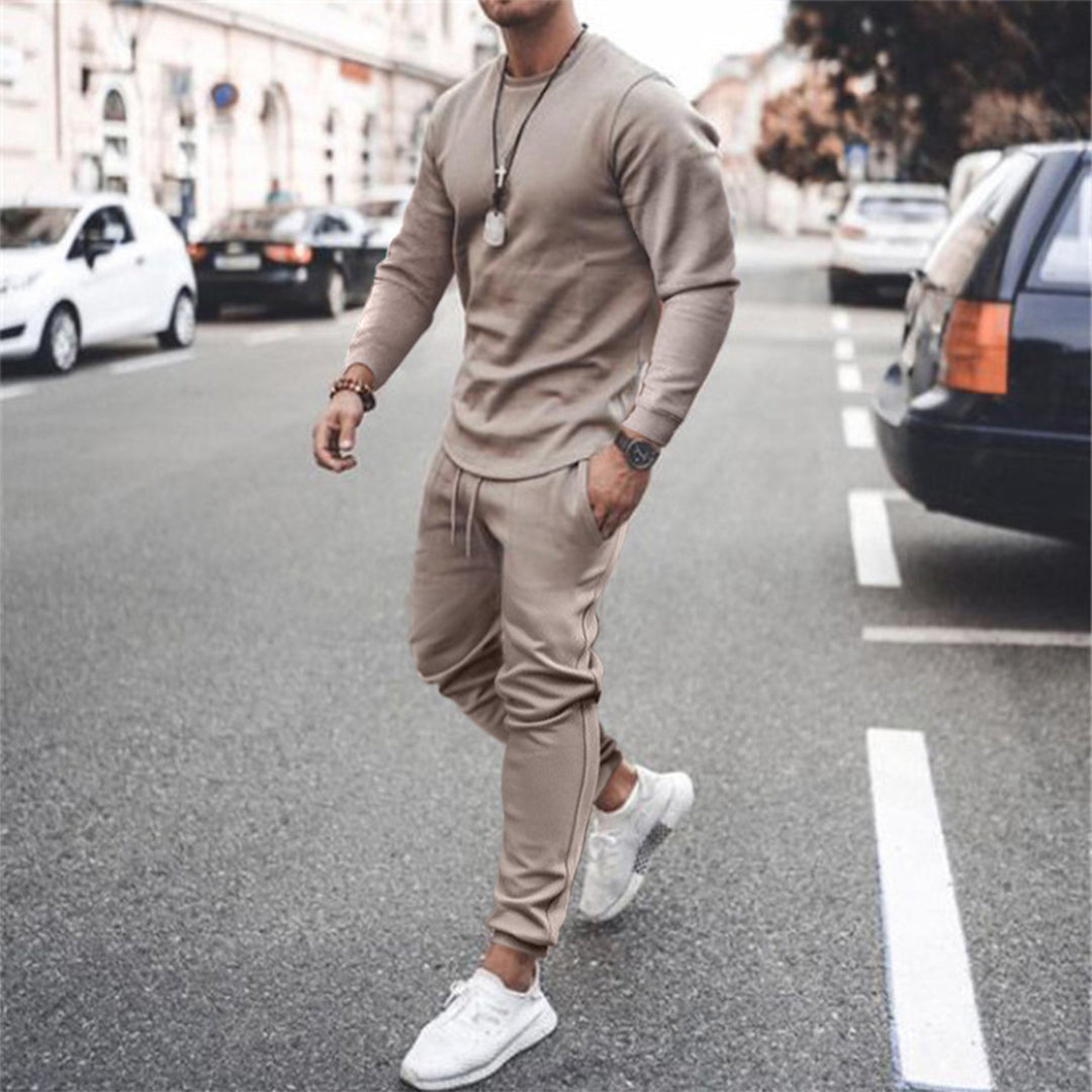 Trendy heren trainingspak, sportief en comfortabel, perfect als casual herfst outfit of joggingpak.