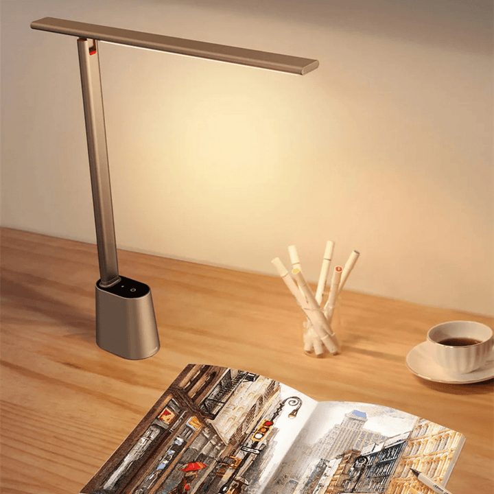 Moderne opvouwbare LED bureaulamp voor thuiskantoor, dimbaar en energiezuinig voor productief werken.