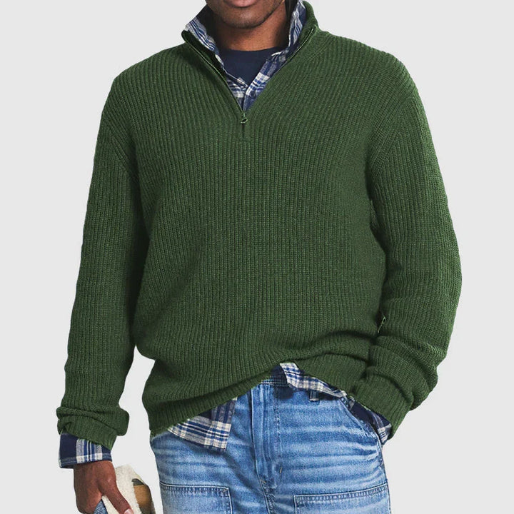 Model draagt Hoymans heren pullover met ronde hals. Stijlvolle en comfortabele trui voor elke dag herenmode.