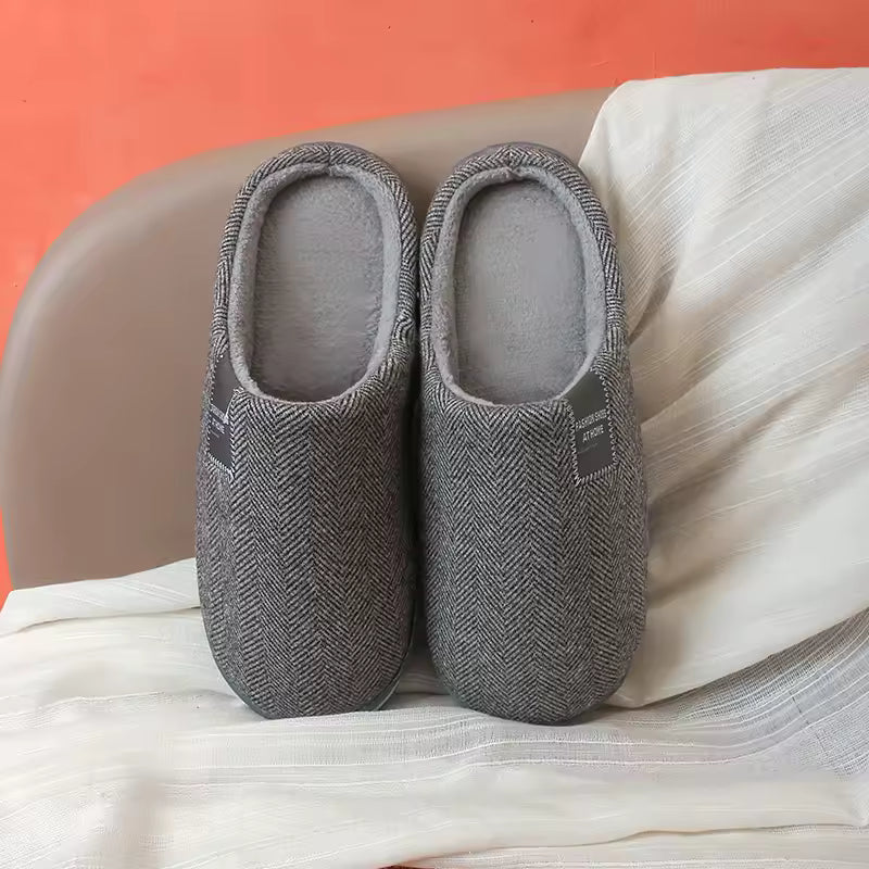 Stijlvolle unisex pantoffels in neutrale kleur voor comfort en warmte, ideaal voor thuisgebruik.