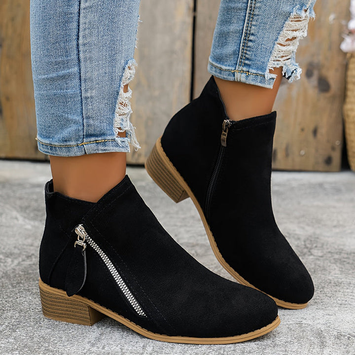 Veelzijdige zwarte dameslaarzen met blokhak en zijrits. De perfecte elegante schoen voor de moderne vrouw.