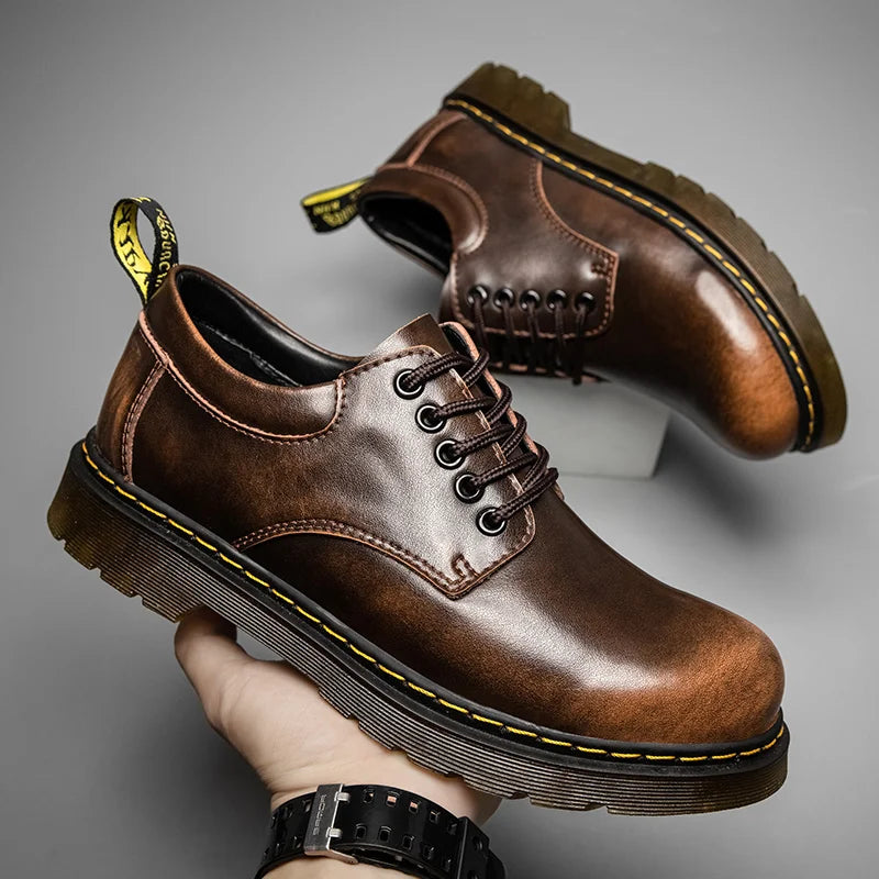 Comfortabele zwarte heren veterlaarzen. Ideaal voor zakelijk en casual gebruik met een tijdloze stijl.