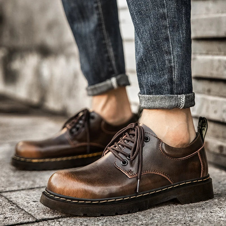 Tijdloos stijlvolle heren veterlaarzen. Zwarte klassieke laarzen die comfort bieden voor zakelijk en casual.