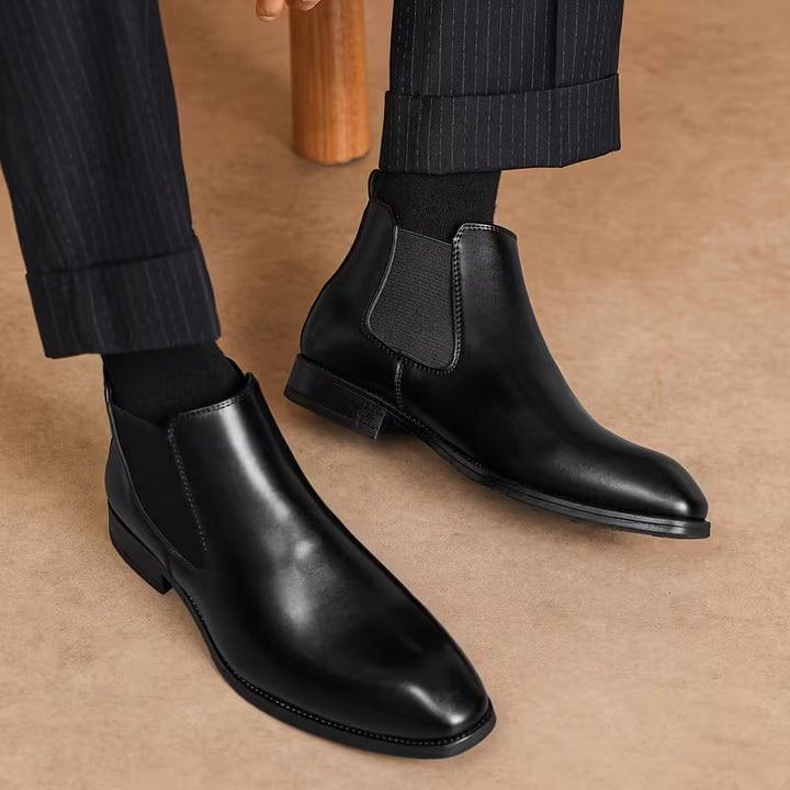 Zwarte leren heren chelsea boots, vierkante neus, elastische zijden; ideaal voor zakelijke of casual outfits.