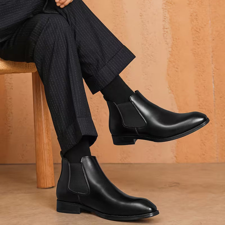 Elegante slip-on herenlaarzen: leren chelsea laarzen met moderne vierkante neus voor een verfijnde look.