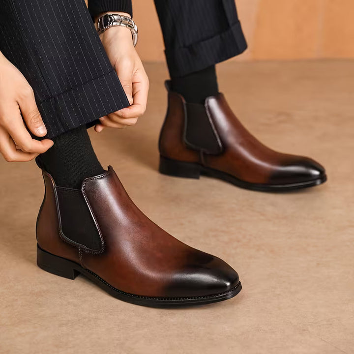 Trendy herenlaarzen: leren chelsea model met strakke vierkante neus en elastische details, voor de moderne man.