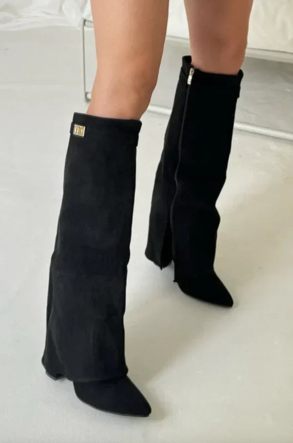 Bruine elegante dameslaarzen, comfortabel en warm, met verfijnd gespdetail; ideaal voor winterdagen.