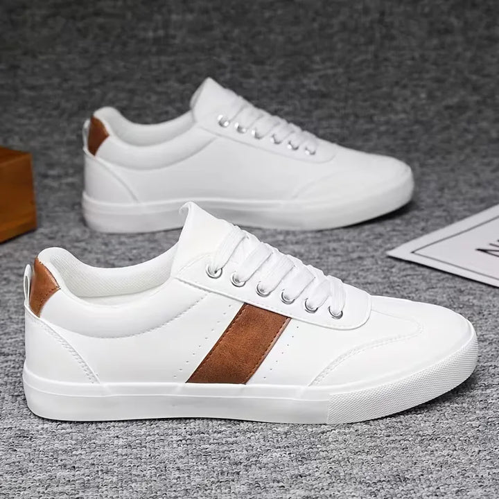 Comfortabele witte heren sneakers, vetersluiting, voor een frisse en stijlvolle dagelijkse look.