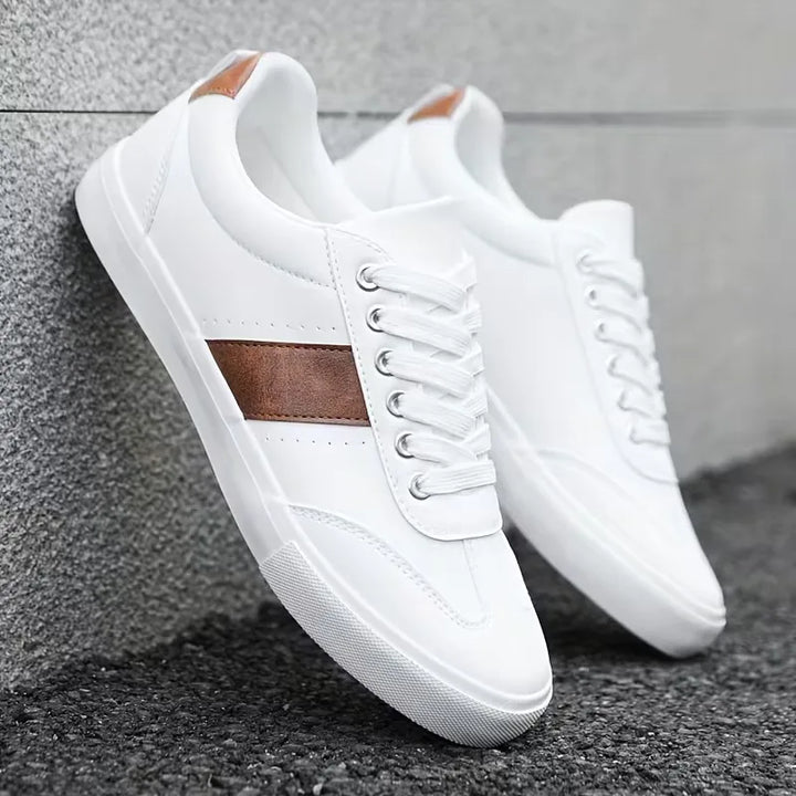 Zwarte casual heren sneakers met veters, een stijlvol accent maakt ze veelzijdig voor elke dag.