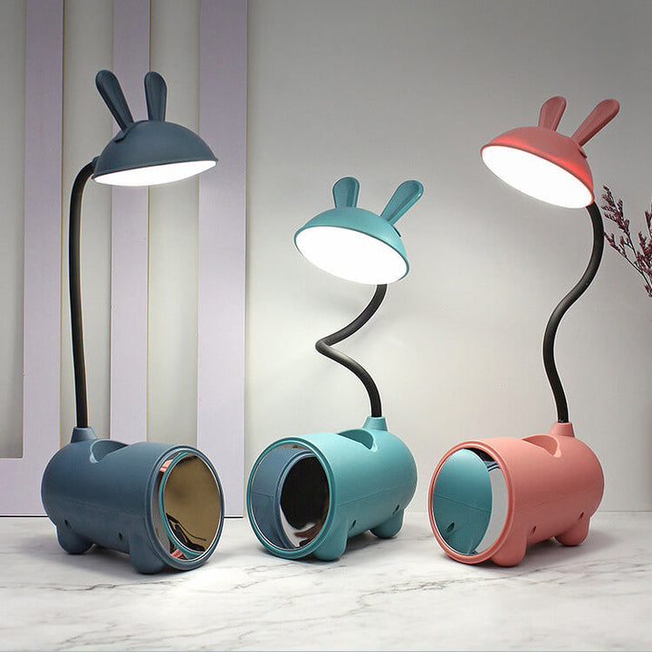 Praktische pennenhouder aan de voet van de meisjes konijnen bureaulamp, voor geordend bureau.