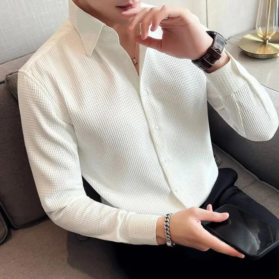 Zwart slim fit heren overhemd met lange mouwen, geschikt voor zowel formele als casual outfits.