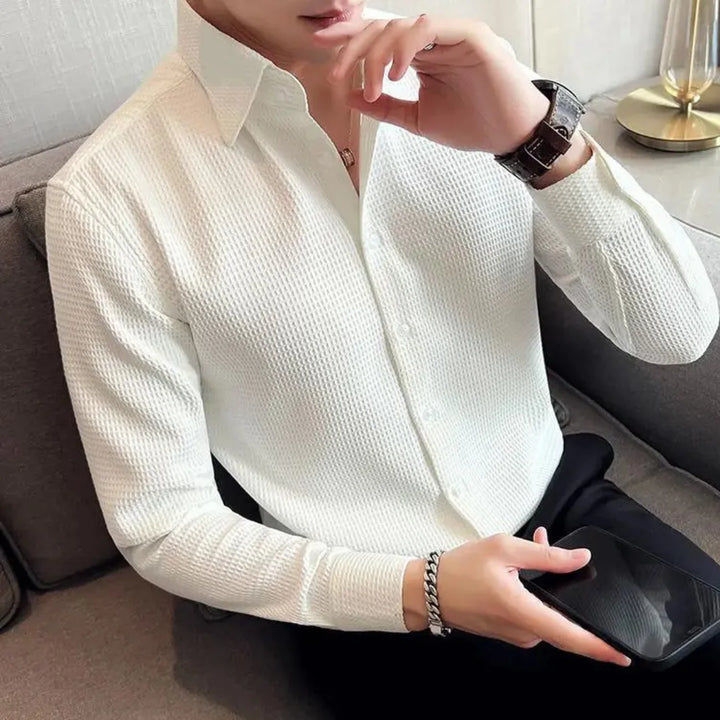 Zwart slim fit heren overhemd met lange mouwen, geschikt voor zowel formele als casual outfits.