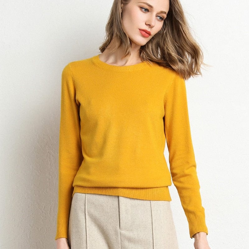 Basic dames trui met ronde hals en lange mouwen, essentieel in elke garderobe.