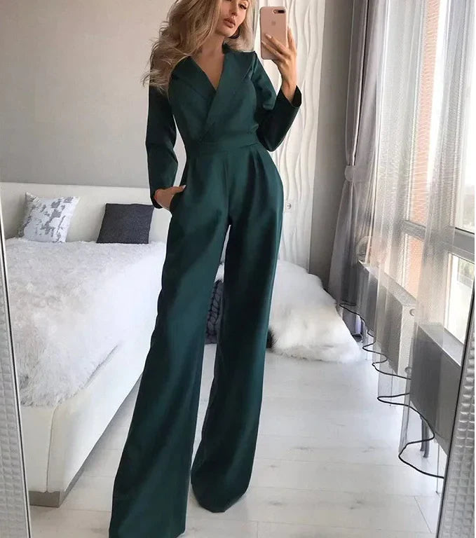 Modieuze dames jumpsuit Evie, getailleerd met wijde pijpen, perfect voor een comfortabele casual chic look.