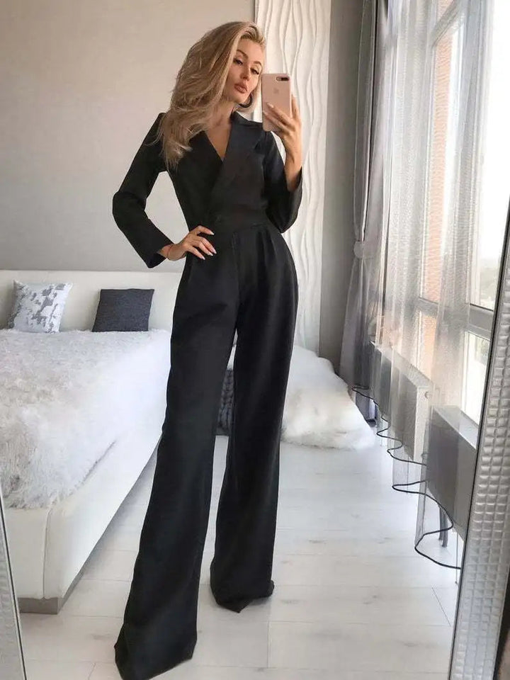 Lange mouw jumpsuit voor vrouwen, elegant en getailleerd, geschikt als feestkleding of stijlvolle kantooroutfit.
