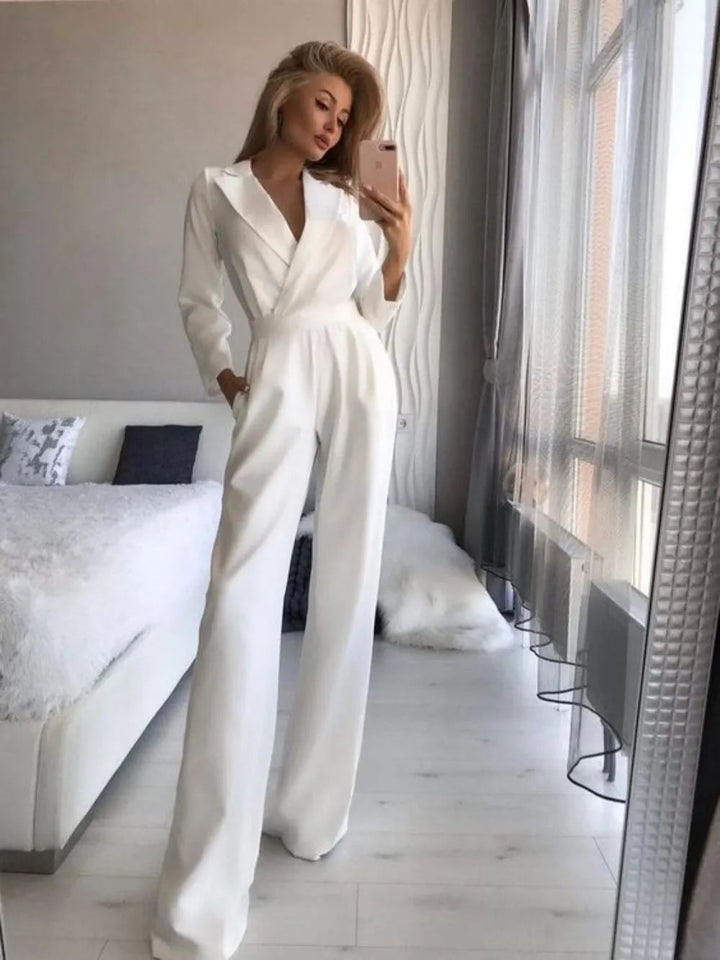 Comfortabele getailleerde jumpsuit met lange mouwen, elegante V-hals en wijde pijpen voor elke gelegenheid.