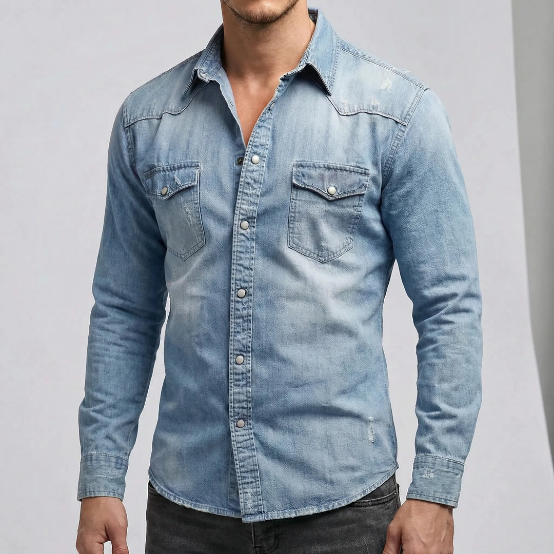 Close-up van de unieke verweerde look stof van het casual slim fit herenoverhemd met lange mouwen.