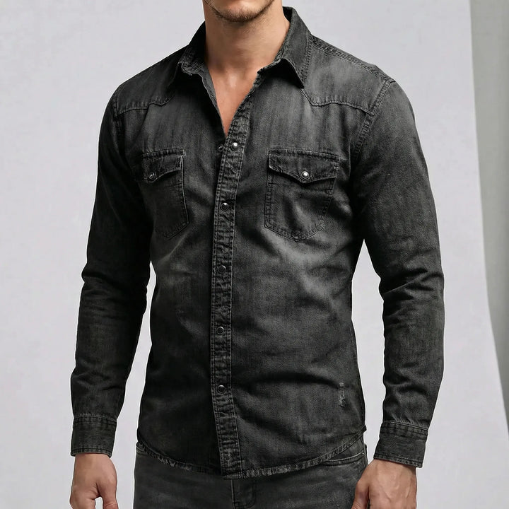 Man draagt een goed passend slim fit herenoverhemd met lange mouwen, casual en stijlvol.