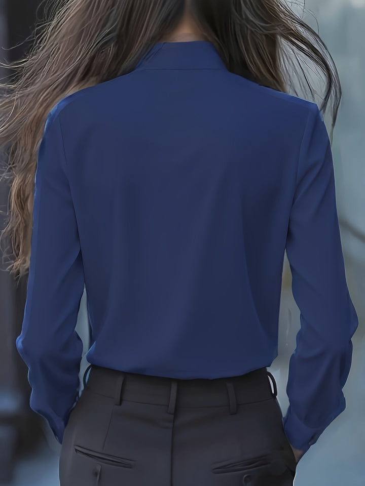 Dames blouse lange mouw met elegant strikdetail. Chique top voor zakelijke of casual chic outfits, voorjaar/najaar.