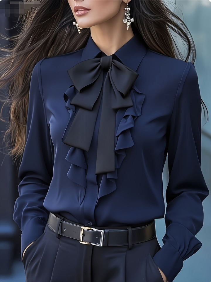 Elegante dames blouse met lange mouw en verfijnd strikdetail, ideaal voor kantoor of casual chic.