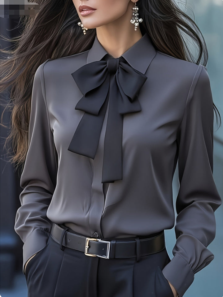 Modieuze dames blouse met lange mouwen en opvallend strikdetail bij de hals, veelzijdig voor elk seizoen.