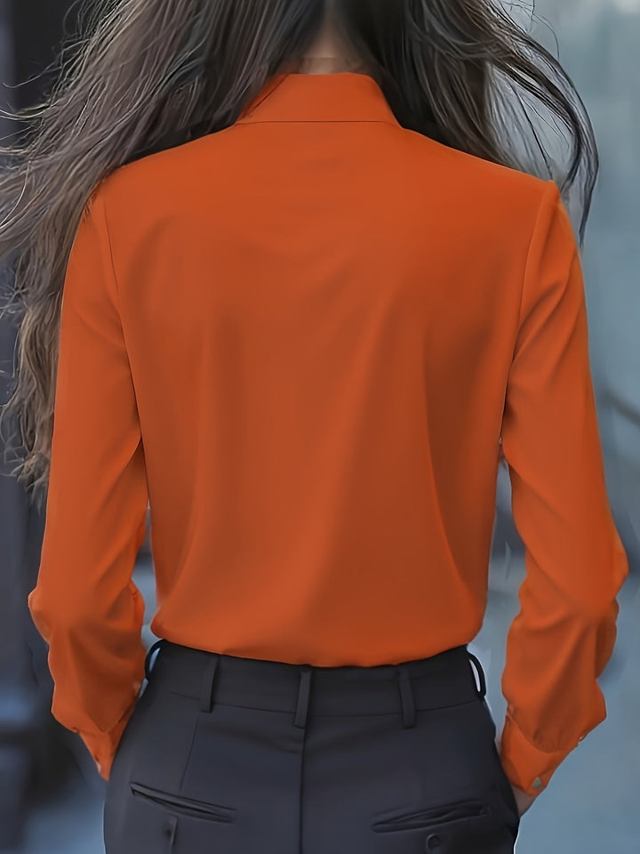 Comfortabele dames blouse met lange mouwen en elegant strikdetail, een modieuze keuze voor werk of vrije tijd.