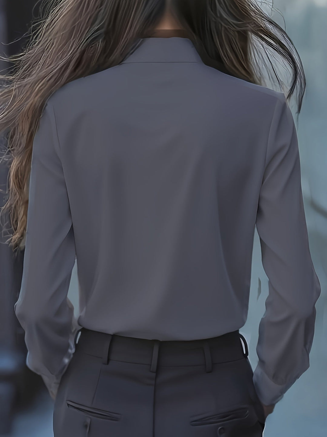 Zakelijke dames blouse met lange mouw en verfijnd strikdetail. Ideaal voor een chique en modieuze look.
