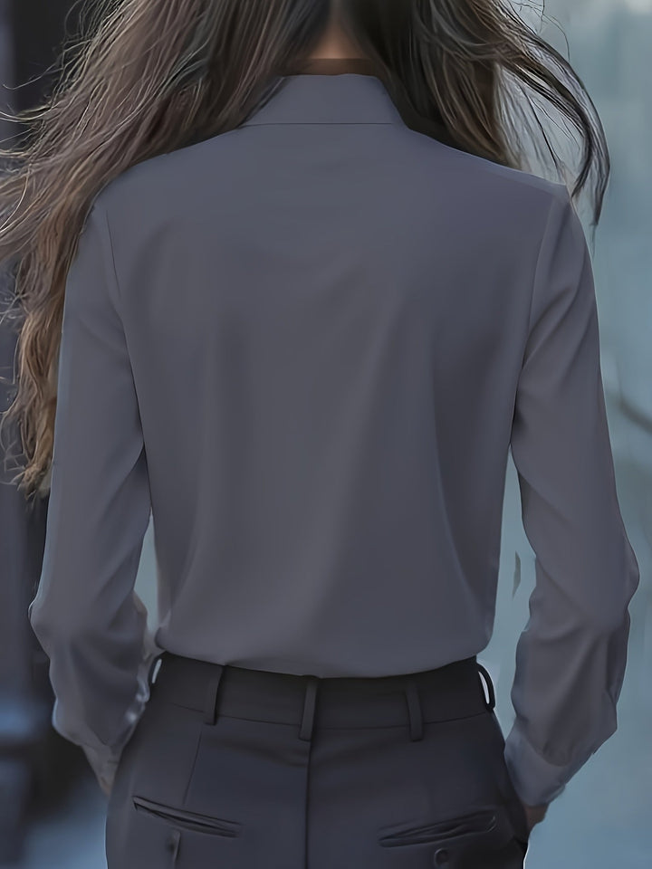 Zakelijke dames blouse met lange mouw en verfijnd strikdetail. Ideaal voor een chique en modieuze look.