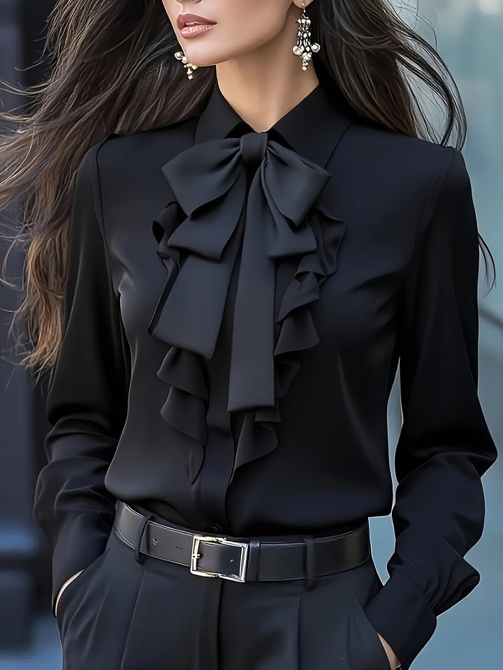 Dames blouse met lange mouwen en elegant strikdetail, perfect voor een chique of zakelijke look.