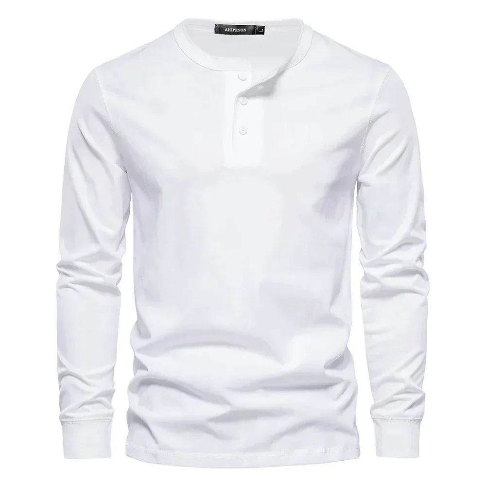Comfortabel heren Henley shirt met lange mouwen. Zacht en ademend, ideaal voor de warmere dagen in de lente/zomer.