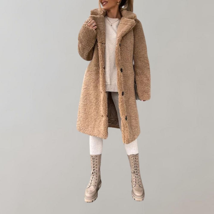 Modieuze dames lange teddy jas. Elegante winterjas, warm en trendy, voor een complete look.