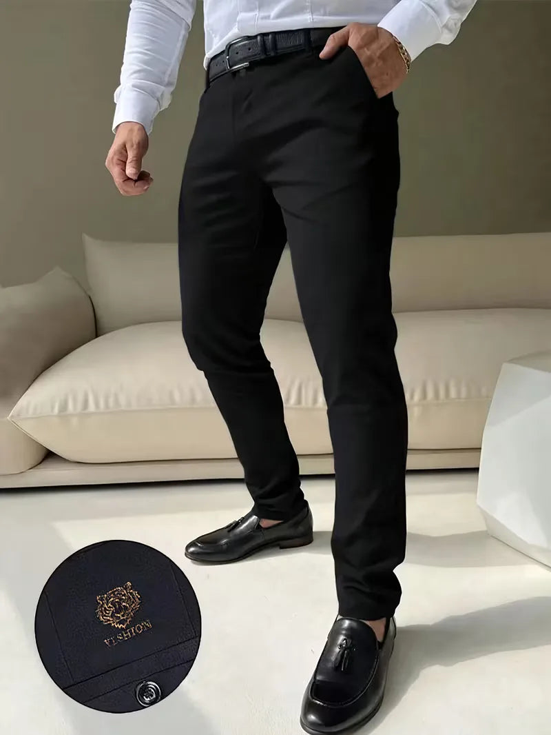 Zwarte slim fit herenbroek met uniek tijgerborduur op de zak, casual en modern.