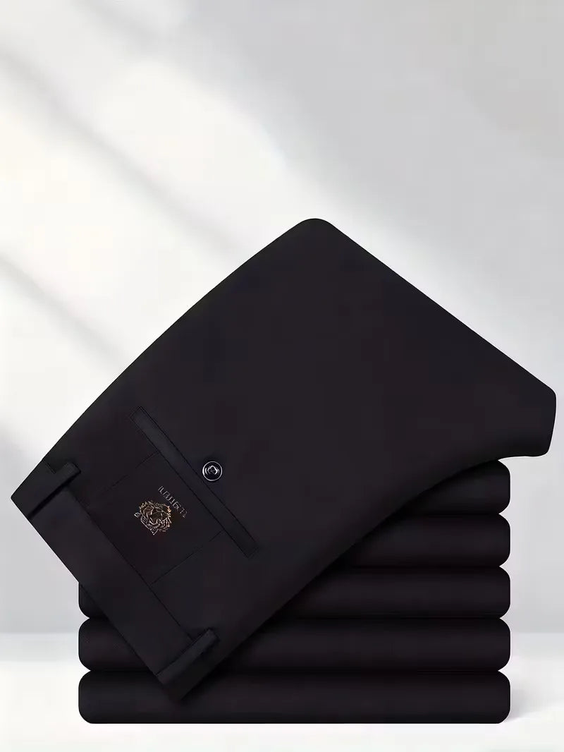 Zwarte slimfit heren pantalon met subtiel tijgerborduur en comfortabele pasvorm.