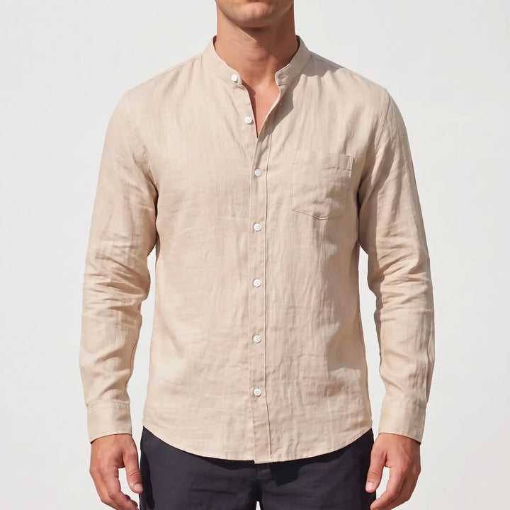 Man draagt comfortabel heren overhemd met lange mouwen en opstaande kraag. Ideaal voor smart casual.