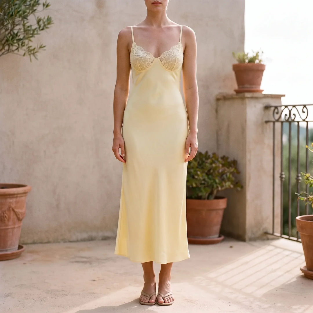 Elegante gele dames slipdress met V-hals, mouwloos en comfortabel voor de zomer. Perfecte lange jurk voor feestjes.