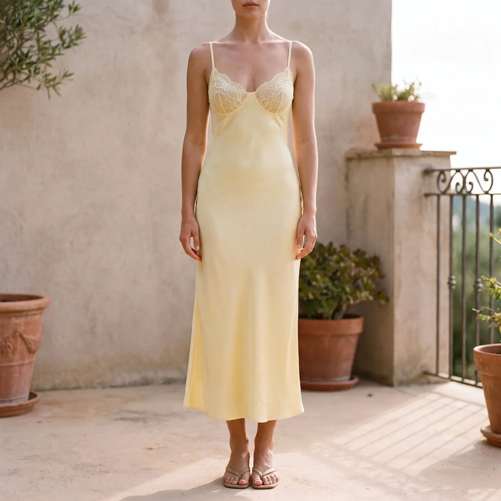 Elegante gele dames slipdress met V-hals, mouwloos en comfortabel voor de zomer. Perfecte lange jurk voor feestjes.