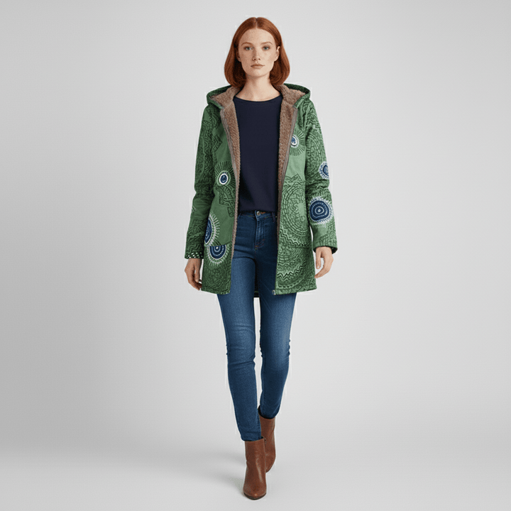 Crème kleurige lange winterjas voor dames, getailleerd model met capuchon, modieus.
