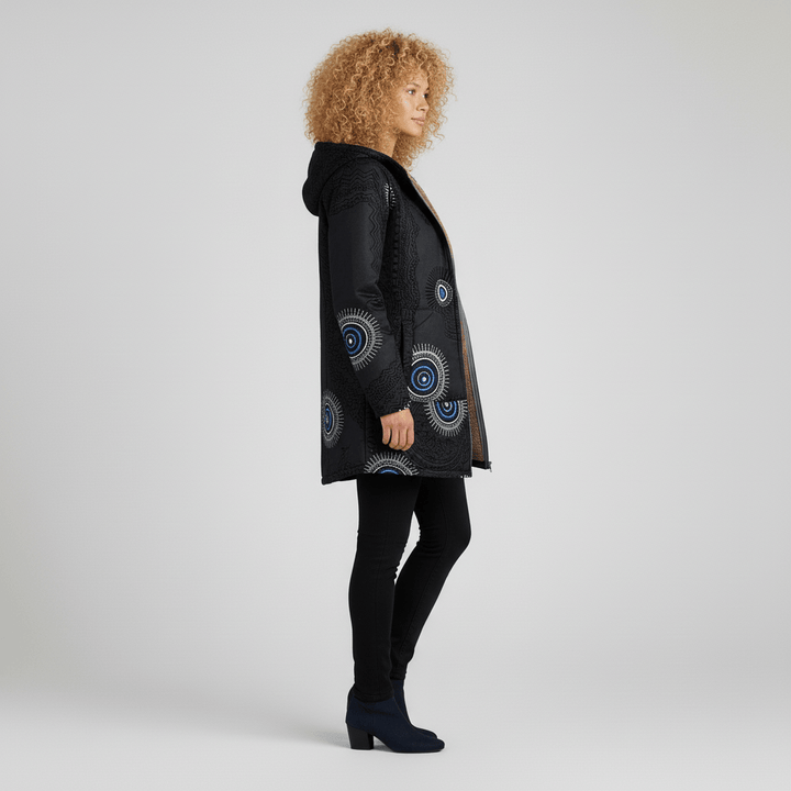 Mosgroene elegante lange damesjas met capuchon, getailleerd voor een slank silhouet, stijlvol.