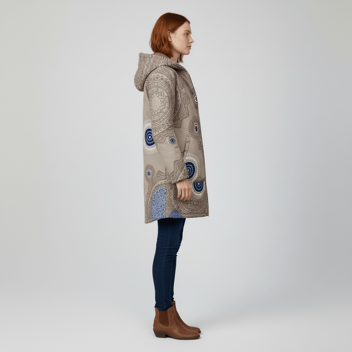 Zwarte getailleerde damesjas met capuchon, lange lengte, een onmisbare winterjas.