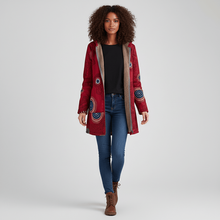 Bruine comfortabele lange damesjas met capuchon, getailleerd en warm, klaar voor de winter.