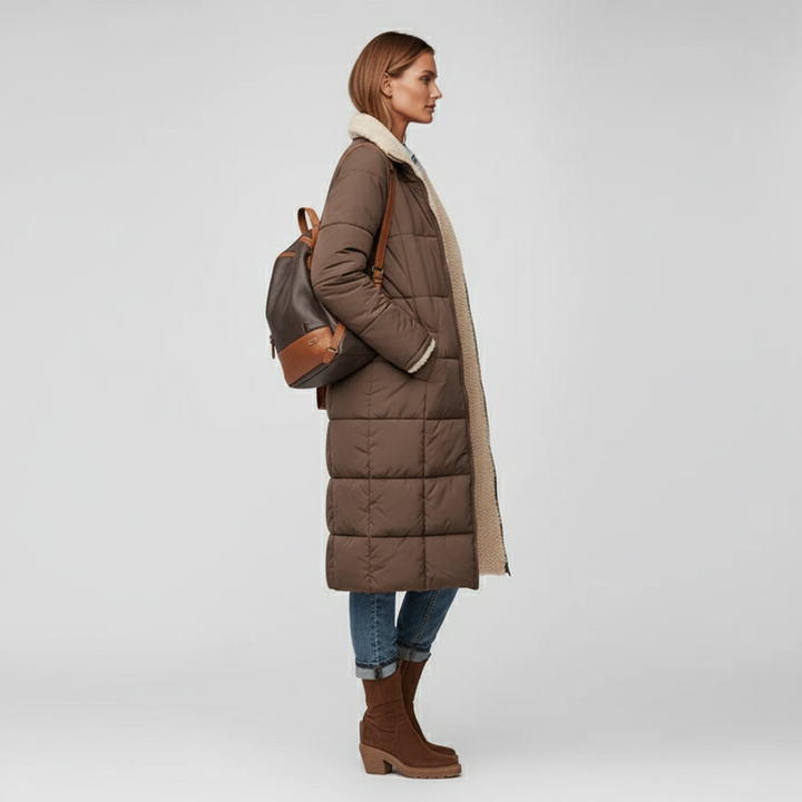 Stijlvolle en warme lange damesjas, puffer model. Doorgestikte buitenkleding voor de koude winter.